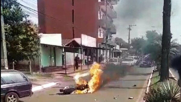 Video: Chocó luego de asaltar a una mujer y su moto se incendió