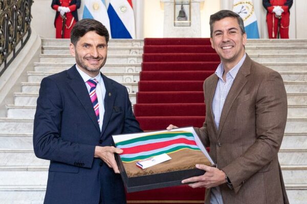Santiago Peña y gobernador de Santa Fe avanzan en acuerdos sobre la hidrovía y conexión aérea