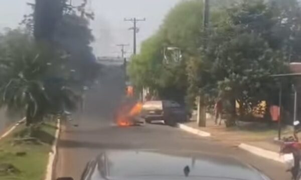 Reportan asalto y persecución que acabó en accidente
