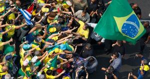 La Nación / Indignación en Brasil: Bolsonaro moviliza a miles de personas tras la suspensión de X