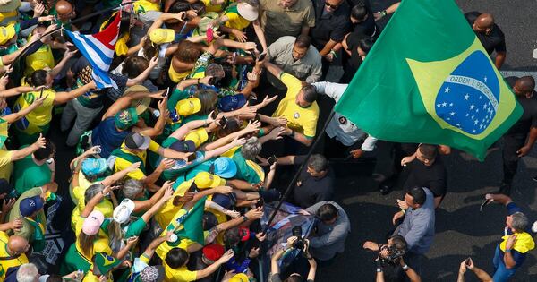 La Nación / Indignación en Brasil: Bolsonaro moviliza a miles de personas tras la suspensión de X