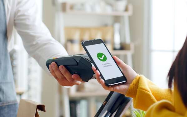 El banco en el celular, sin perder el toque personal - ABC Revista - ABC Color