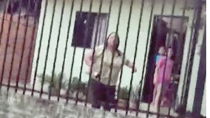 Bañó a la vecina porque caminó por su vereda: “Cualquiera puede pasar, menos vos”, le dijo