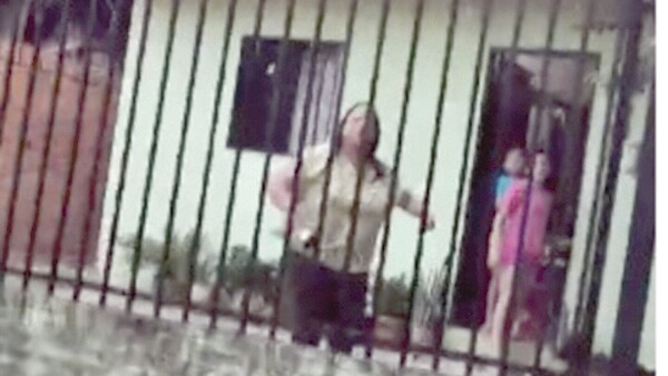 Bañó a la vecina porque caminó por su vereda: “Cualquiera puede pasar, menos vos”, le dijo