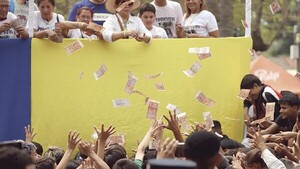 Virgen tira una brisa suave y hace volar el dinero del vito, aseguran