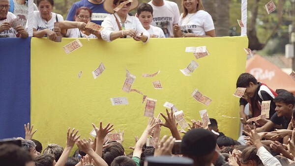 Virgen tira una brisa suave y hace volar el dinero del vito, aseguran