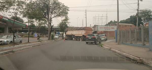 Cuatro Mojones: camión descompuesto bloquea salida de Asunción por Ñemby - Nacionales - ABC Color
