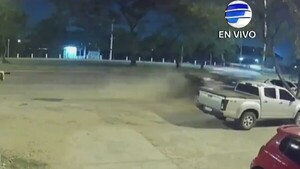 Video: Venía a alta velocidad, perdió el control y chocó contra tres autos estacionados en Luque