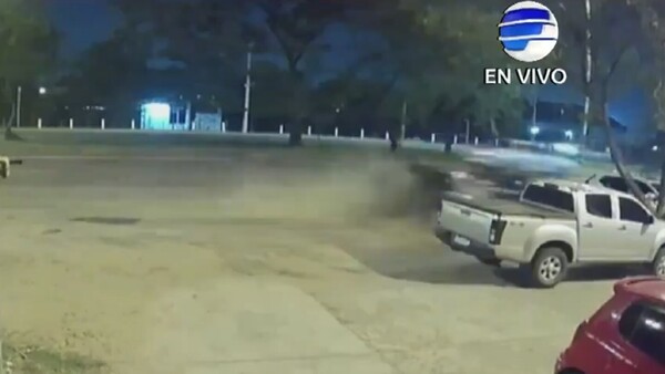 Video: Venía a alta velocidad, perdió el control y chocó contra tres autos estacionados en Luque