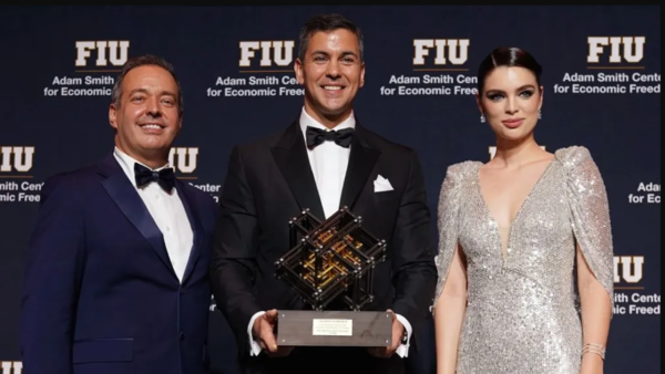 A poco más de un año de gestión, Santi ya va a recibir su tercera premiación como líder... en Miami