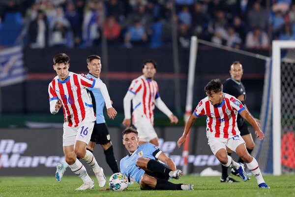 Versus / Agresivo y muy táctico: Así fue el partidazo de Andrés Cubas ante Uruguay