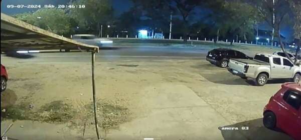 Video: accidente en Luque, un automovilista choca contra tres vehículos estacionados - Policiales - ABC Color