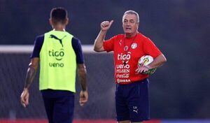 Gustavo Alfaro llama a un jugador del plano local por la lesión de Andrés Cubas