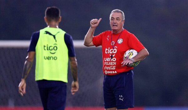 Gustavo Alfaro llama a un jugador del plano local por la lesión de Andrés Cubas