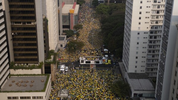 Miles de bolsonaristas protestan contra bloqueo de X