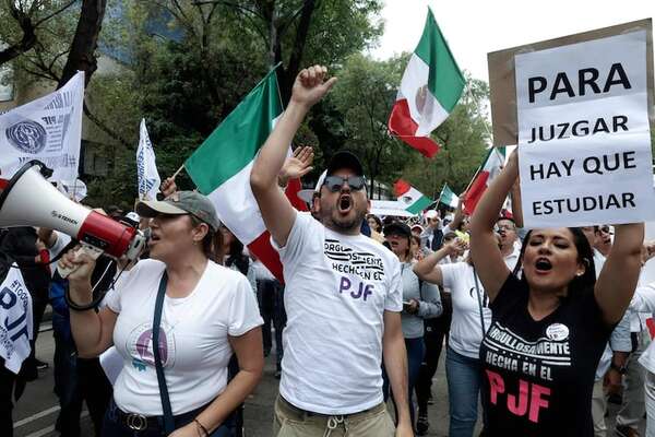 Trabajadores estudiantes y opositores marchan en México contra reforma judicial - Mundo - ABC Color