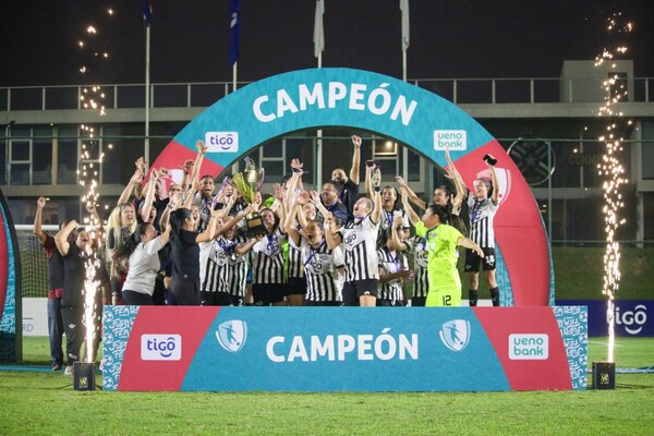 Versus / ¡Libertad se lleva el título de campeón en fútbol femenino!