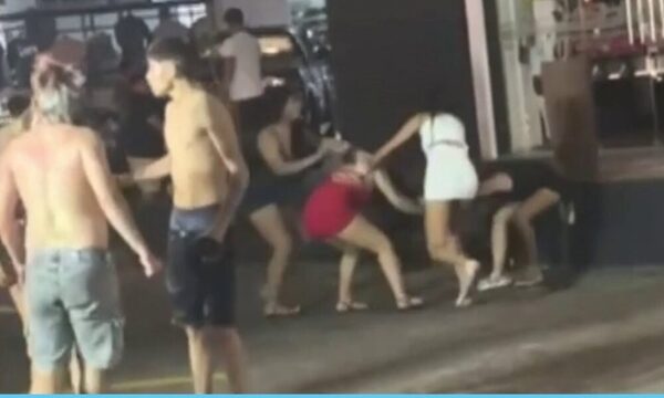 Conflicto entre jóvenes al salir de un local nocturno