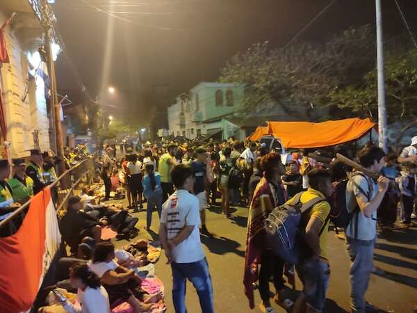 Multisectorial continúa protesta frente al MUVH exigiendo inclusión en planes de subsidios para viviendas sociales - Nacionales - ABC Color