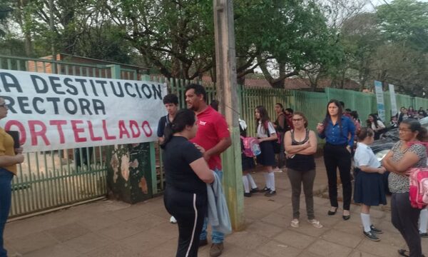 Exigen destitución de directora en escuela de Franco