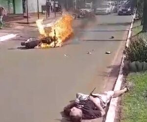 Marginal asaltó a una mujer, en su huida chocó contra un auto y su moto se incendió – Diario TNPRESS