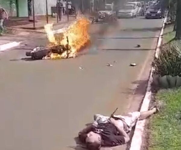 Marginal asaltó a una mujer, en su huida chocó contra un auto y su moto se incendió – Diario TNPRESS
