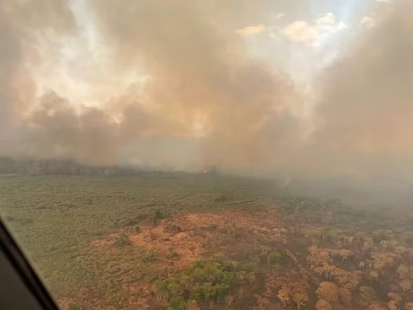 Fuego imparable en Cerro Chovoreca: Bomberos luchan sin agua ni vehículos - ADN Digital
