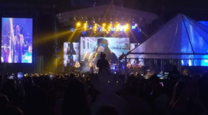 Roban vehículos y motocicletas durante un concierto musical en CDE