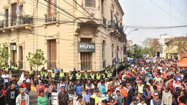 Multisectorial se moviliza en Asunción para reclamar viviendas y subsidios equitativos