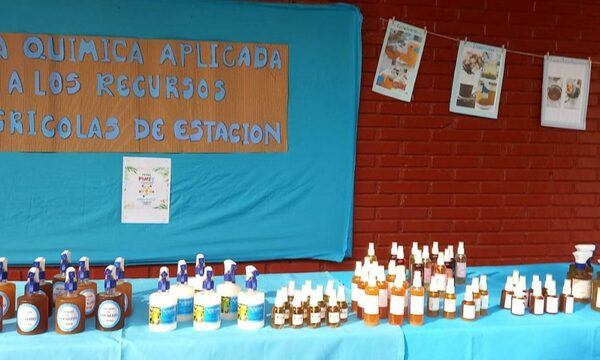 Estudiantes exponen productos químicos de elaboración propia por el Día de la Industria Nacional