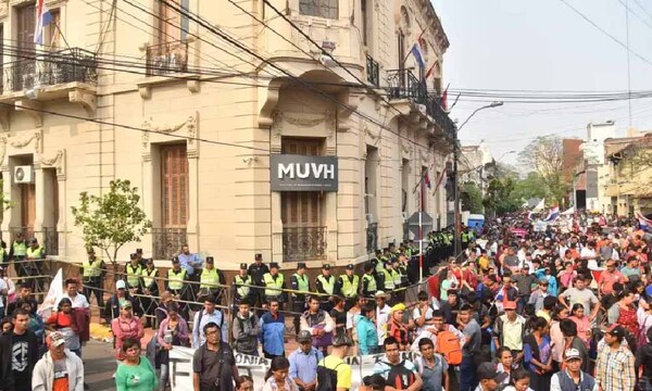 Multisectorial se moviliza en Asunción para reclamar viviendas y subsidios equitativos – Prensa 5