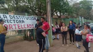 Toman escuela franqueña para exigir la destitución de la directora ante serie de irregularidades - ABC en el Este - ABC Color
