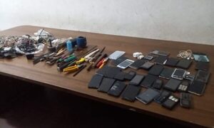 Un celular hará rodar cabezas en cárcel de Emboscada