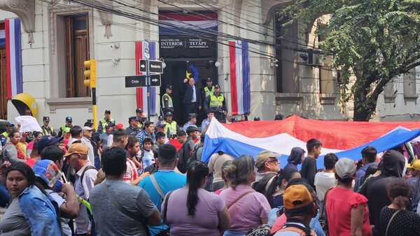 Baruja beneficia a su propia empresa, acusa manifestante - Portal Digital Cáritas Universidad Católica