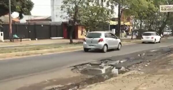 La Nación / La avenida Mariscal López presenta enormes baches en zona de Clínicas