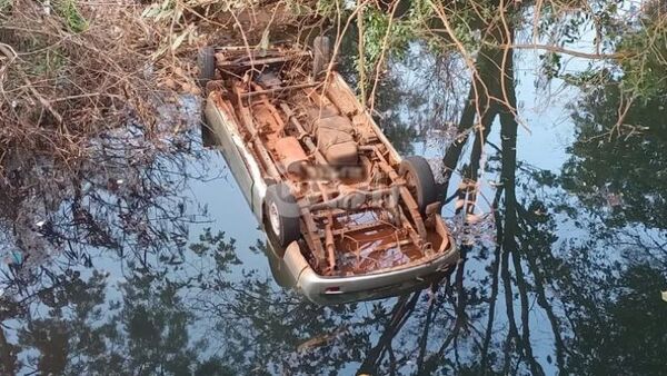 Conductor de furgoneta pierde el control y cae en el arroyo Vakapí