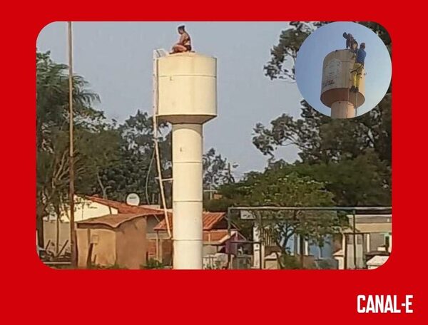 SUBIÓ AL TANQUE DE SU AGUATERÍA POR FALTA DE AGUA