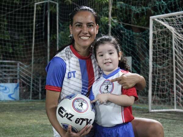 “A través del deporte también se educa”: La Academia de Fútbol Femenino de Fabiola Ayala - Fútbol - ABC Color