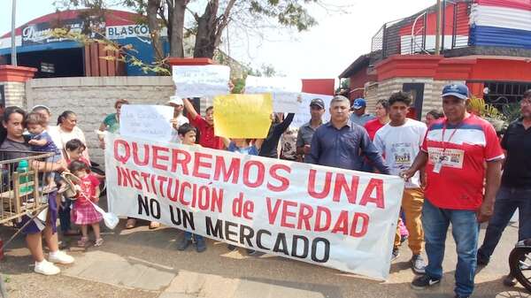 Padres de familia de Coronel Oviedo exigen destitución de directora - Nacionales - ABC Color