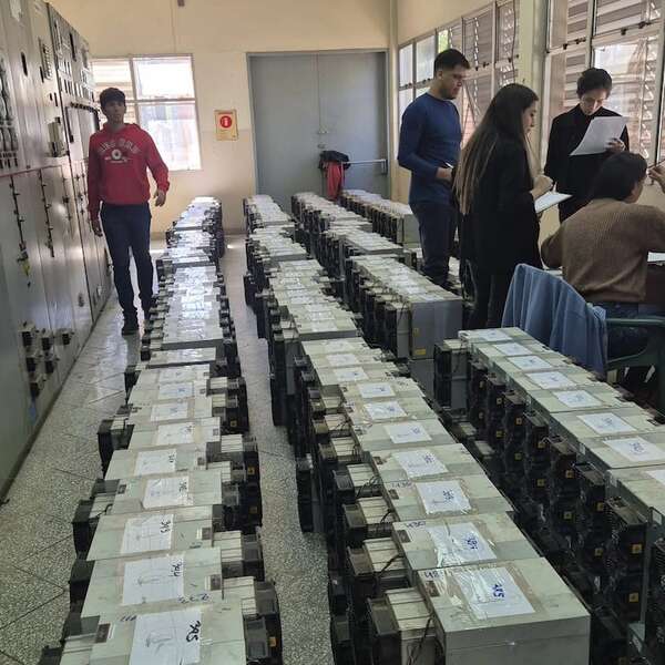 Senabico entregó a la ANDE más equipos incautados por robo para criptominería - Economía - ABC Color