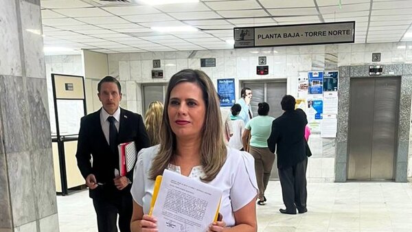 Kattya González presentó segundo urgimiento en el caso de su expulsión