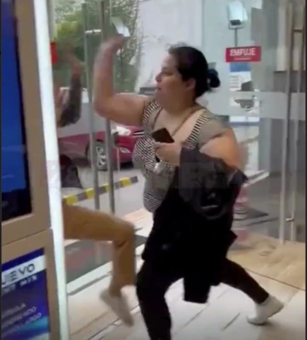 [VIDEO] Doña agresiva sopapeó a empleada de Biggie