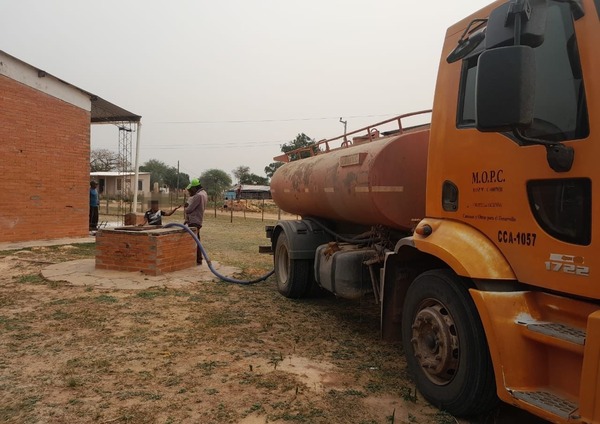Realizan provisión de agua para apoyo a familias en el Chaco