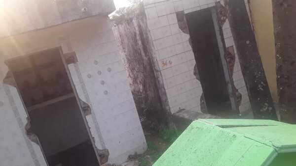 Halló a chespis haciendo ku otro frente al panteón de su mamá