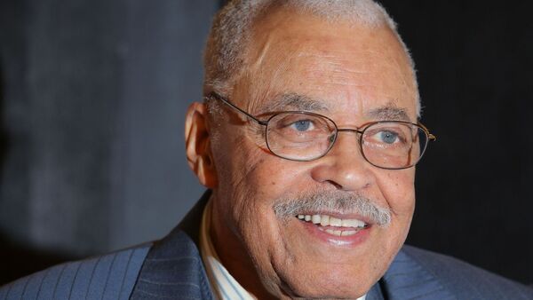 James Earl Jones, actor que dio voz a Darth Vader, muere a los 93 años