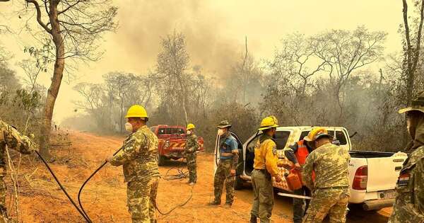 La Nación / Chaco: más bomberos del Ejército se unen al combate de incendios forestales