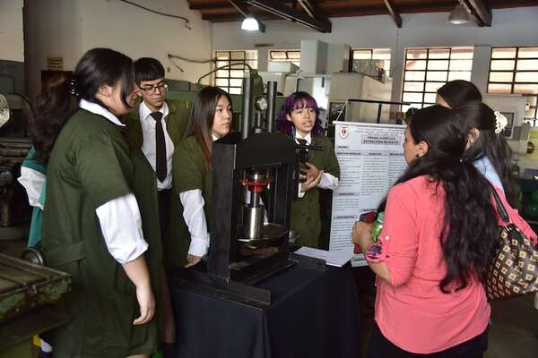 Alumnas ganan espacio y se destacan en expo feria del Colegio Técnico Nacional - Nacionales - ABC Color
