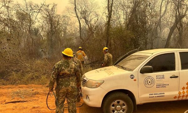 Bomberos militares se suman a las tareas de combate al incendio en el Chaco