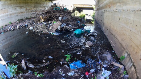 Basuras en arroyos liberan químicos nocivos para la salud, afirma experto