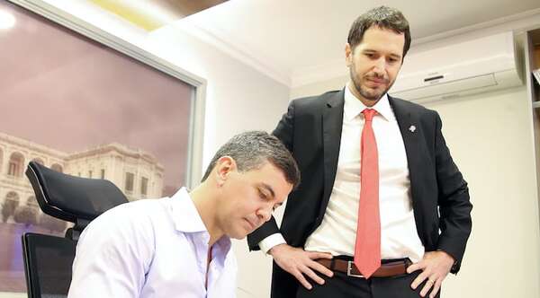 Peña firma el reglamento de indemnización a soldados del 89 - Noticiero Paraguay